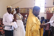 Венчание Николаса и Юстины в старообрядческой церкви, пригород Кампалы. Венцы, удобные для транспортировки, были выполнены РПСЦ специально для угандийских старообрядцев