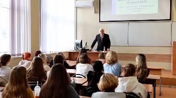 Русский язык в Испании: как прошла лекция Рафаэля Гусмана в РГГУ