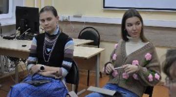 Члены СНО «Методы и тексты» провели фем-ридинг