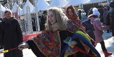  Студенты посетили масленичные гуляния