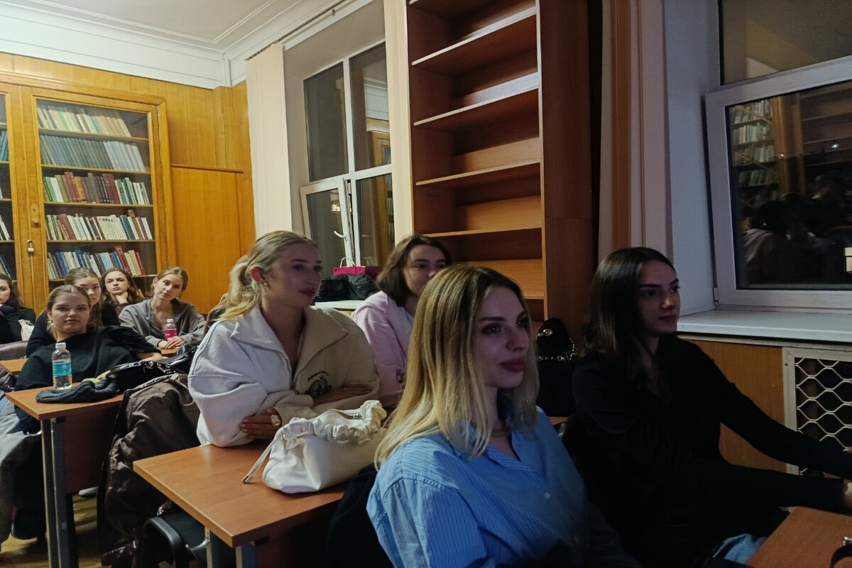 Семиотики за работой: состоялось заседание СНО «Техники исследовательского чтения и письма»