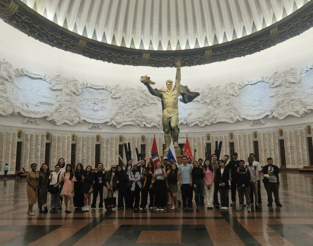 Иностранные слушатели Подготовительного отделения РГГУ познакомились с Москвой и посетили Музей Победы