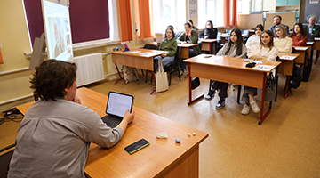 Экономический факультет РГГУ провел публичную лекцию для учащихся московской школы № 1540
