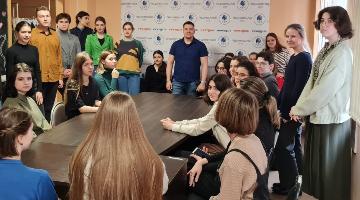 Специалист в области наркологии Алексей Матюшенко обсудил со студентами профилактику вредных привычек