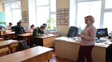 Экономический факультет РГГУ провел публичную лекцию для учащихся школы № 1540