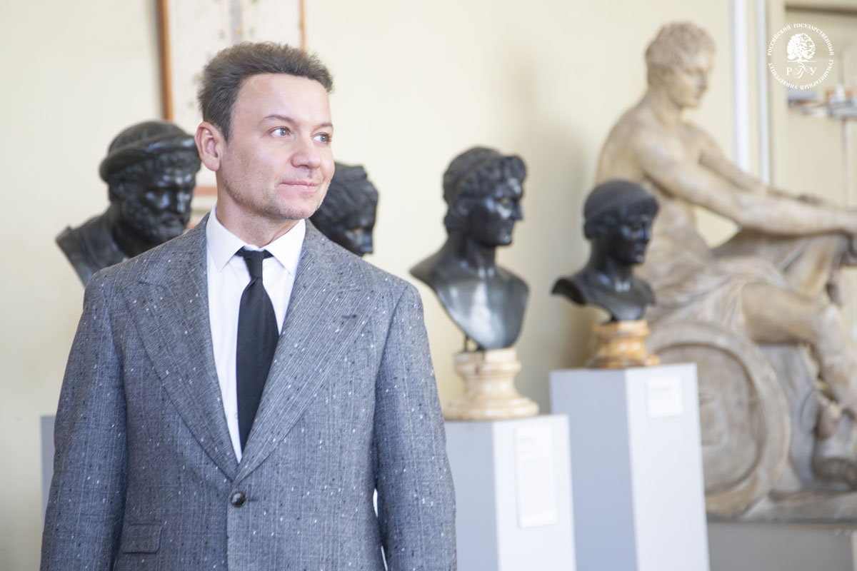 «Самое главное — любовь»: в РГГУ прошла встреча с Александром Олешко