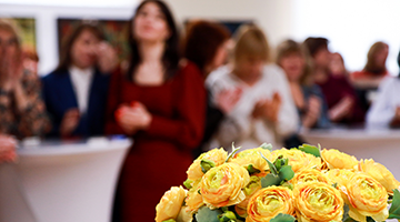 Руководство РГГУ поздравило женщин с праздником 8 марта.