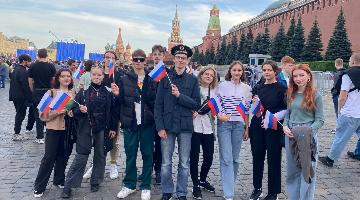 Студенты Института евразийских и межрегиональных исследований посетили концерт "Одна страна, одна семья, одна Россия!"