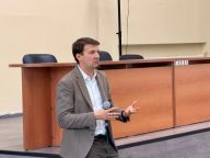 На журфаке прошел мастер-класс ведущего программ телеканала «Россия 24» и выпускника факультета журналистики РГГУ Георгия Подгорного
