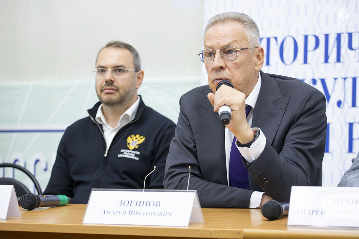 Замглавы Минобрнауки России Константин Могилевский поздравил первокурсников РГГУ с Днём знаний