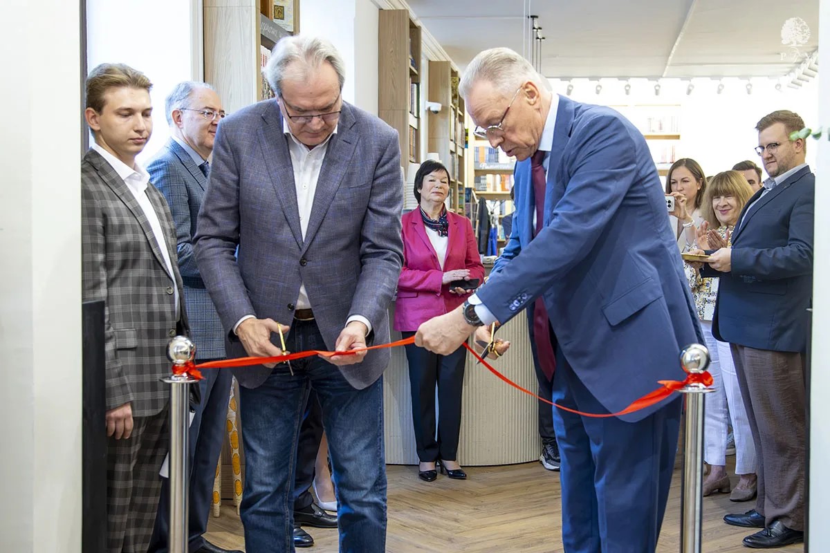 В РГГУ открылся обновлённый книжный магазин «Древо мира»