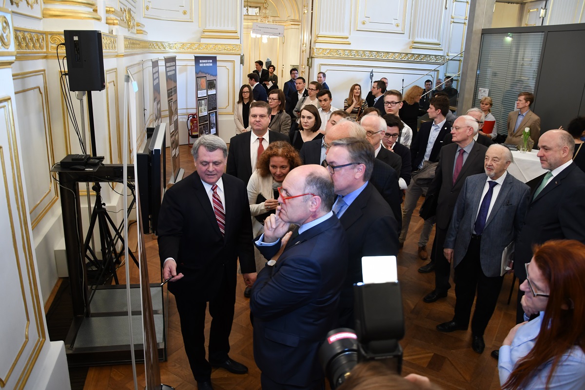 Экскурсию по выставке ведет Илья Альтман