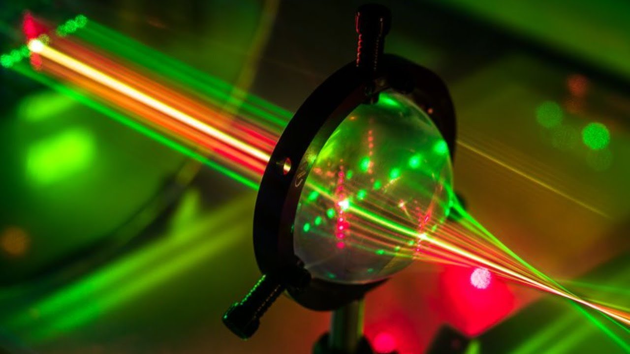 Физики светятся. Луч лазера 12w. Оптика физика. Оптический лазер. Лазеры в природе.