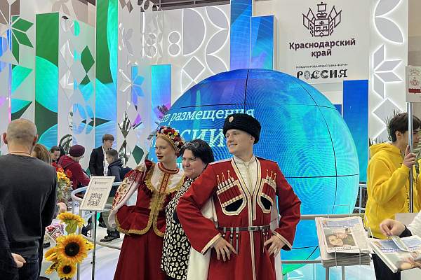 Первокурсники юридического факультета РГГУ посетили международную выставку-форум «Россия» на ВДНХ