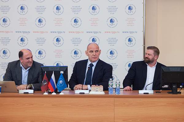 Студенты РГГУ встретились с сенатором Российской Федерации, величайшим борцом греко-римского стиля XX века, Героем России Александром Карелиным
