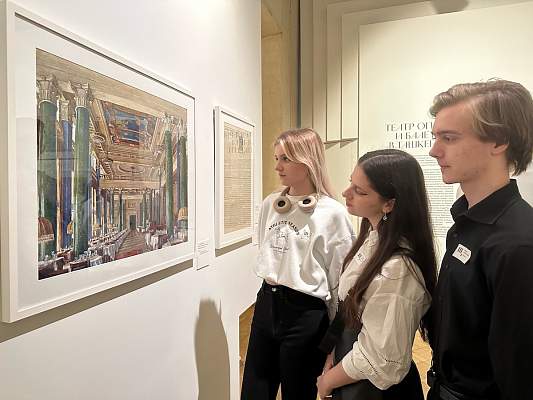 Студенты исторического факультета на выставке "Алексей Щусев. 150"