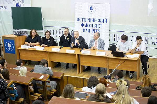 Замглавы Минобрнауки России Константин Могилевский поздравил первокурсников РГГУ с Днём знаний