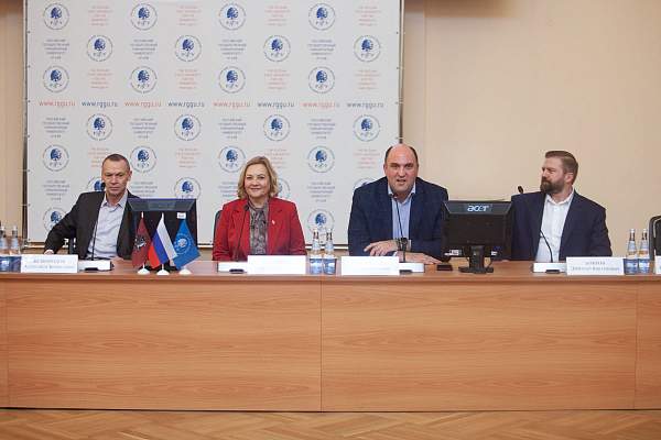 Студенты РГГУ встретились с ветераном СВР РФ Еленой Вавиловой