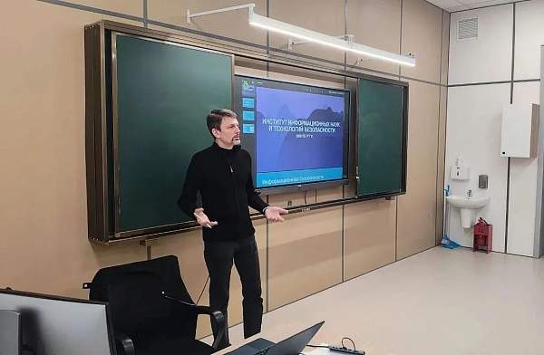 Преподаватели ИИНТБ представили альма матер для учащихся школы «КвантУм»