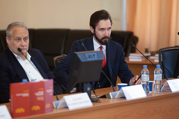 О конституционном развитии Pоссии — презентация трёхтомника Олега Румянцева