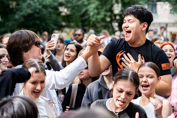 Шесть тысяч новых историй