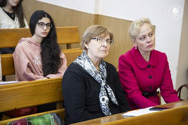 Диалог культур и вызовы ИИ: в РГГУ проходит конференция «Мост между мирами»