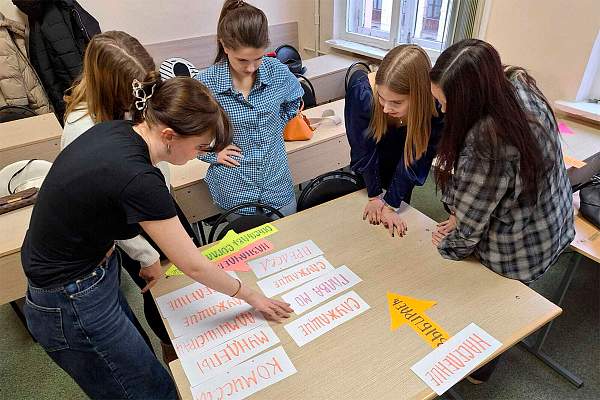 На юридическом факультете состоялось заседание-игра СНО «Прогресс». Тема встречи «Организация публичной власти в Российской Федерации»