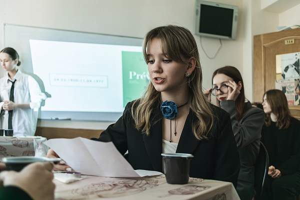 В Гуманитарном колледже прошла деловая игра «Интерактивное французское кафе»