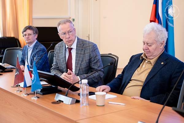 Андрей Логинов обсудил приоритеты развития РГГУ с коллективом Института евразийских и восточных исследований
