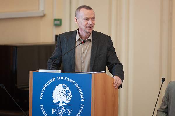О конституционном развитии Pоссии — презентация трёхтомника Олега Румянцева