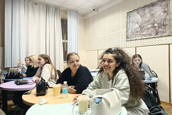 Красота в глазах смотрящего: в РГГУ проанализировали рекламные ролики духов