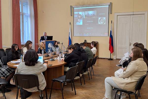 На юридическом факультете состоялся круглый стол на тему «Актуальные проблемы финансового права в эпоху цифровизации» 