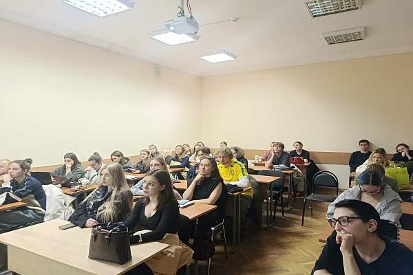 Метод деконструкции в центре внимания на заседании СНО «Техники исследовательского чтения и письма»
