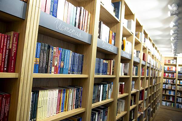 В РГГУ открылся обновлённый книжный магазин «Древо мира»