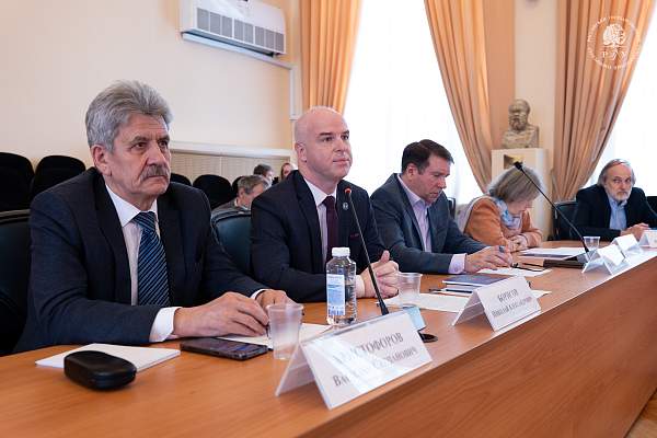 Развитие университетской науки и новые структурные горизонты: в РГГУ состоялось заседание Ученого совета