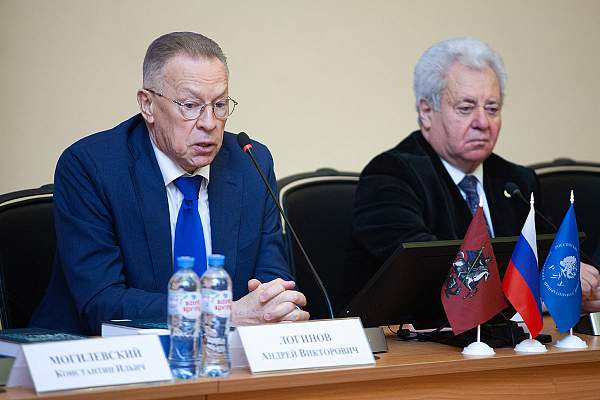 Поздравление научного руководителя РГГУ Ефима Пивовара с юбилеем от и.о. ректора Андрея Логинова