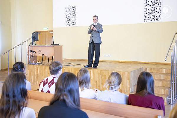 «Самое главное — любовь»: в РГГУ прошла встреча с Александром Олешко