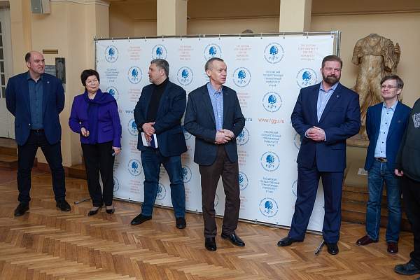 В РГГУ открылась выставка «Евромайдан: сущность и последствия антиконституционного переворота 2013-2014 годов на Украине»