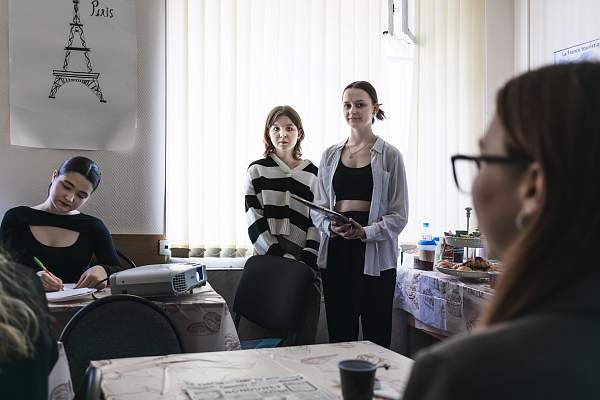 В Гуманитарном колледже прошла деловая игра «Интерактивное французское кафе»