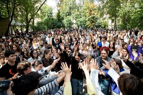 Шесть тысяч новых историй