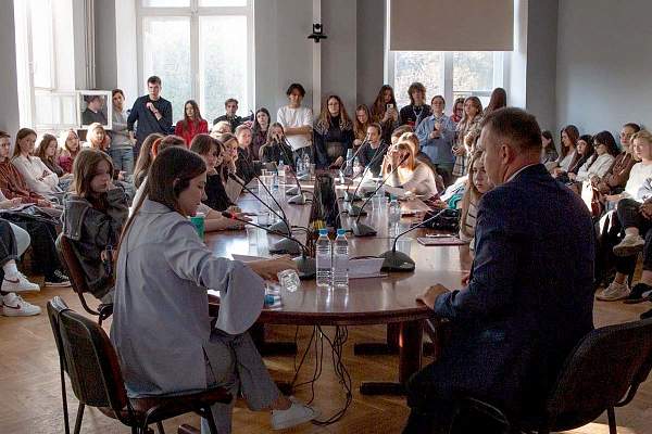 В РГГУ прошла первая в новом учебном году встреча дискуссионного клуба «Экранное эхо: дискуссии в мире медиа»