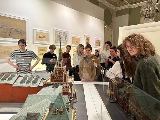 Студенты исторического факультета на выставке "Алексей Щусев. 150"