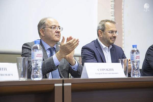 В ИАИ РГГУ состоялась встреча первокурсников с Константином Могилевским