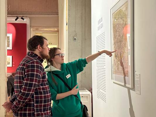 Студенты исторического факультета на выставке "Алексей Щусев. 150"