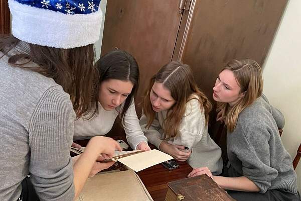 Студенты юридического факультета ИЭУП посетили Российский государственный архив древних актов