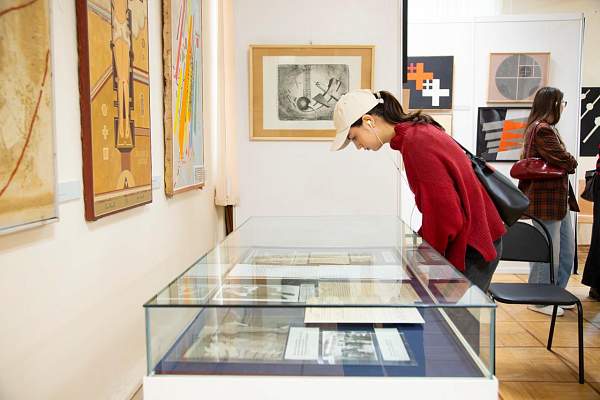 В РГГУ открылась выставка «Нас мало, нас, может быть, трое. Венцель – Бич – Талочкин»