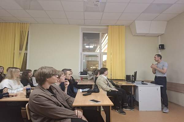 Привилегия и удовольствие мыслить без ИИ. На факультете маркетинга и рекламы обсудили взаимодействие преподавателей и студентов в рамках образовательного процесса