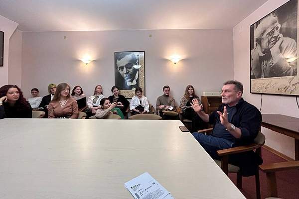 Студенты факультета культурологии в рамках «Года семьи» посетили спектакль об «отцах и детях»