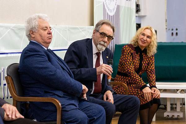 Диалог поколений: в РГГУ состоялся открытый разговор академиков и молодых исследователей