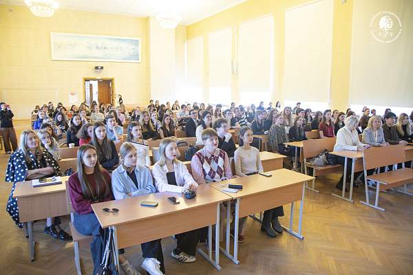 «Самое главное — любовь»: в РГГУ прошла встреча с Александром Олешко